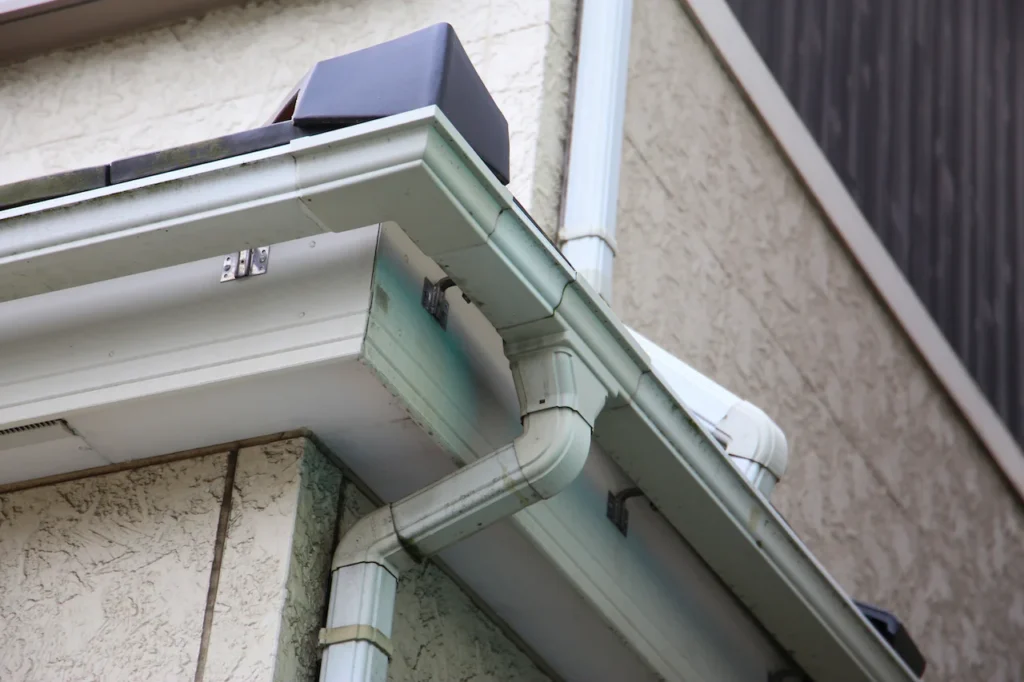 Seamless Gutters vs. Regular Gutters: Which Is Better for Your Home?