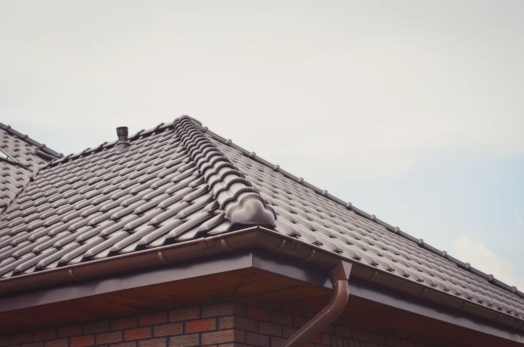 Seamless Gutters vs. Regular Gutters: Which Is Better for Your Home?